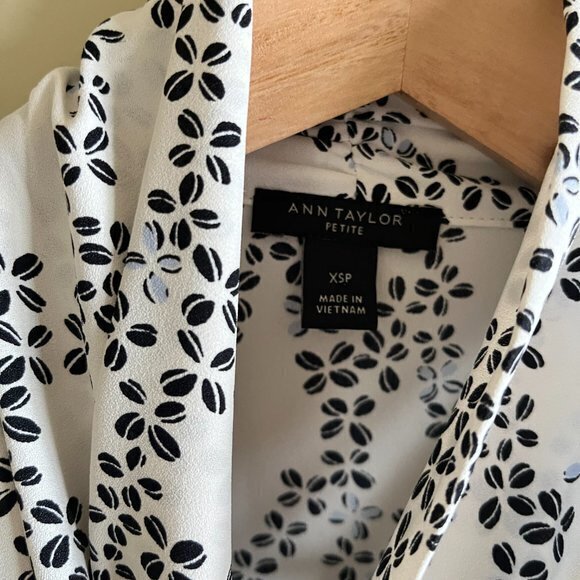 Ann‎ Taylor Blouse Petites Size XSP Tie Neck Statement Bow Sleeveless V Neck Top - Picture 2 of 6